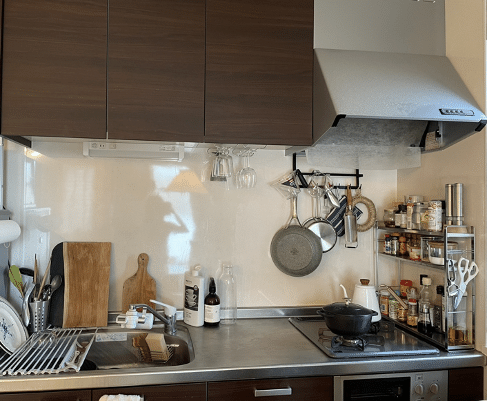 スタイリストのおしゃれなお部屋を拝見！愛犬と好きなものに囲まれて暮らすワンルーム【FUDGE おしゃれな人のルームツアー vol.5】