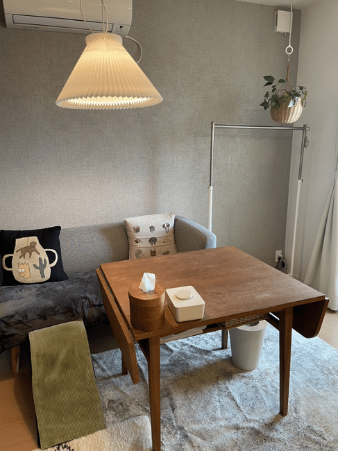 スタイリストのおしゃれなお部屋を拝見！愛犬と好きなものに囲まれて暮らすワンルーム【FUDGE おしゃれな人のルームツアー vol.5】