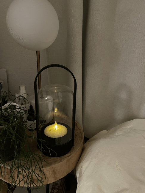 スタイリストのおしゃれなお部屋を拝見！愛犬と好きなものに囲まれて暮らすワンルーム【FUDGE おしゃれな人のルームツアー vol.5】