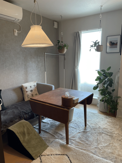 スタイリストのおしゃれなお部屋を拝見！愛犬と好きなものに囲まれて暮らすワンルーム【FUDGE おしゃれな人のルームツアー vol.5】