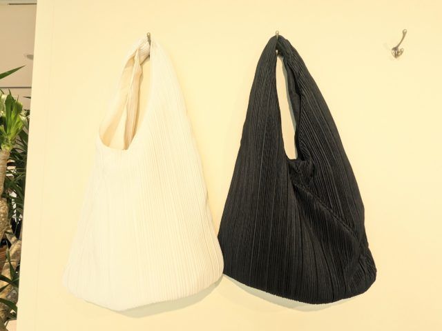 GU「プリーツトライアングルバッグ」