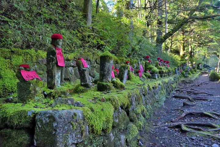 散策路沿いに一列に安置された並び地蔵