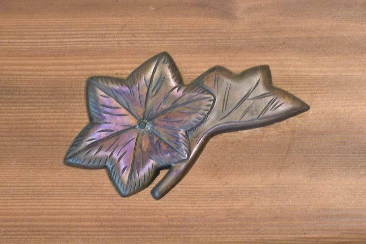 皇后御座所に付けられている楓葉形の釘隠し