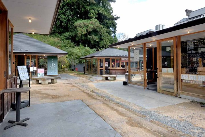 木造平屋建てガラス張りの4店舗が並ぶ「西参道茶屋」