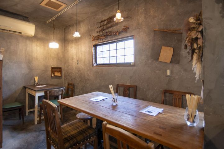 アンティーク調の家具・照明がかわいい空間