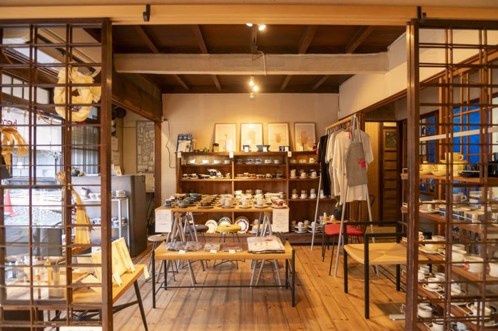 オリジナル家具や北欧のビンテージ食器が並ぶ