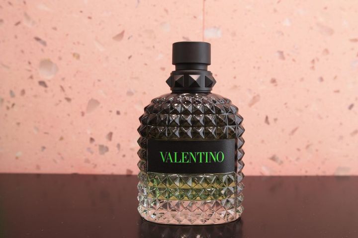 画像: 【ヴァレンティノ ビューティ】「ヴァレンティノ ウオモ ボーン イン ローマ グリーンストラヴァガンザ オードトワレ」50mL ¥13,200（税込）、100mL ¥20,350（税込）