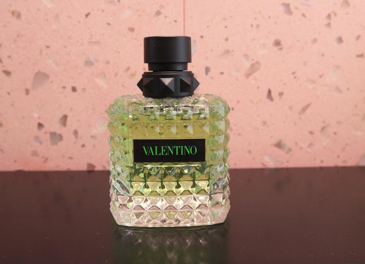 画像: 【ヴァレンティノ ビューティ】「ヴァレンティノ ドンナ ボーン イン ローマ グリーンストラヴァガンザ オードパルファン」10mL ¥5,720（税込）、30mL ¥12,320（税込）、50mL ¥18,150（税込）、100mL ¥30,800（税込）