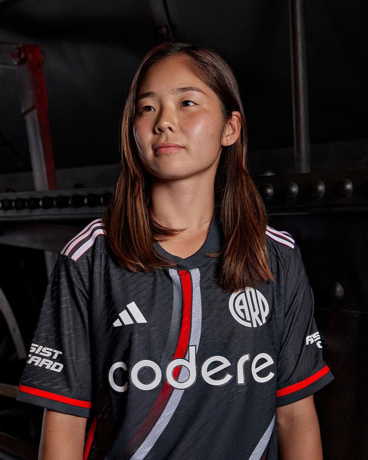 江頭一花がモデルで登場！名門リーベル・プレート、伝説の「ラ・マキナ」を讃える新ユニフォームを発表