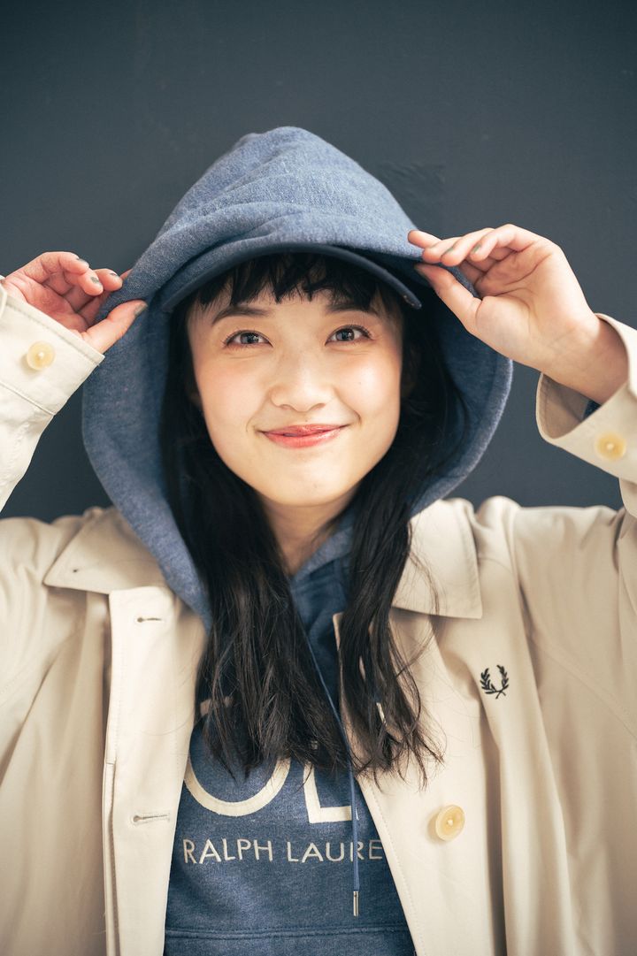 春のパーカ×ジーンズコーデ。ステンカラーコートできちんと感をプラス【FUDGE FRIEND おしゃれさんの毎日コーディネート vol.348｜大島花菜】