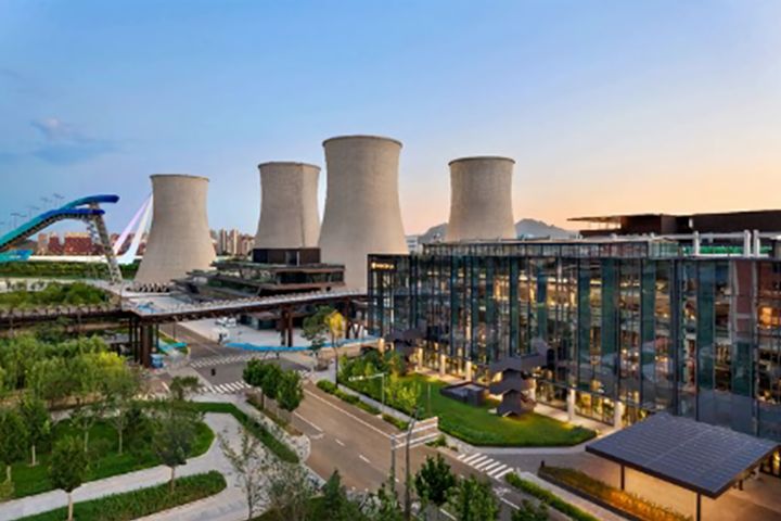 首鋼集団の跡地を再生させた「首鋼園」の中心部に立つ。「首鋼園」