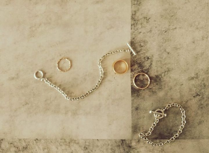 2024年の開運アイテムはリングやブレスレットなど手もとのアクセサリー