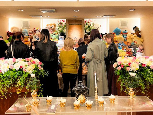 祭壇の前に集まった出席者たち