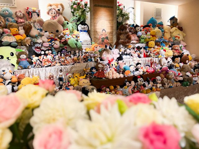 “ぬい”たちが並んだ祭壇