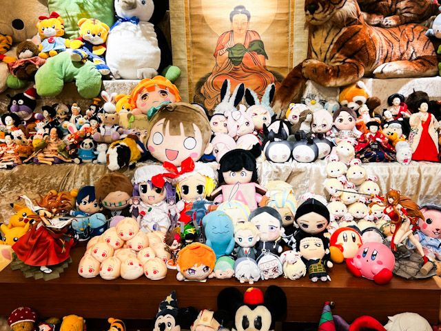 祭壇に並んだ“ぬい”たち