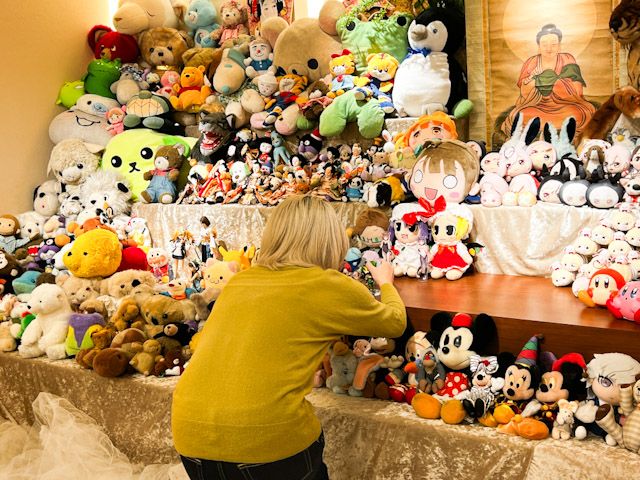 自分たちの手で“ぬい”を並べる出席者