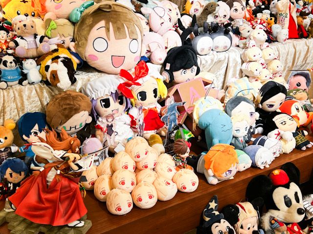 祭壇に並んだ“ぬい”たち