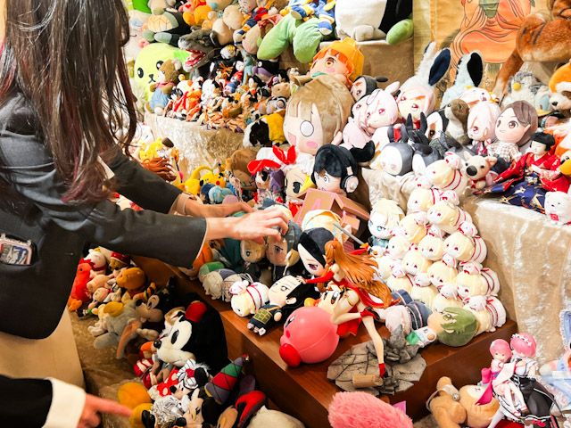 自分たちの手で“ぬい”を並べる出席者