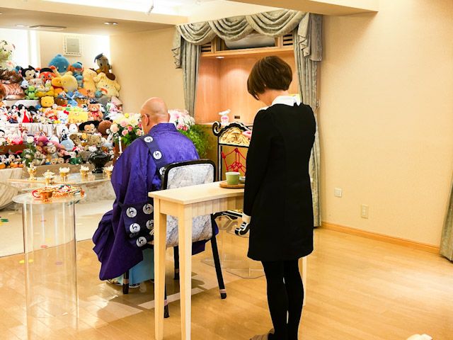 お焼香をする出席者