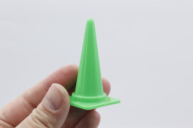 セリアのミニチュア カラーコーン4Pのサイズ感