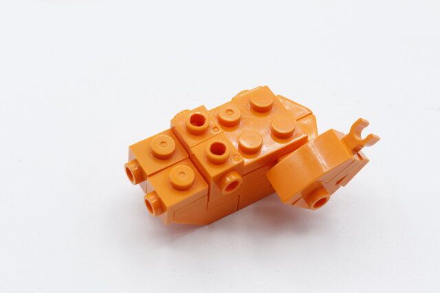 ダイソーのブロックコレクション（ファストフード） ローストチキンを組み立てる様子