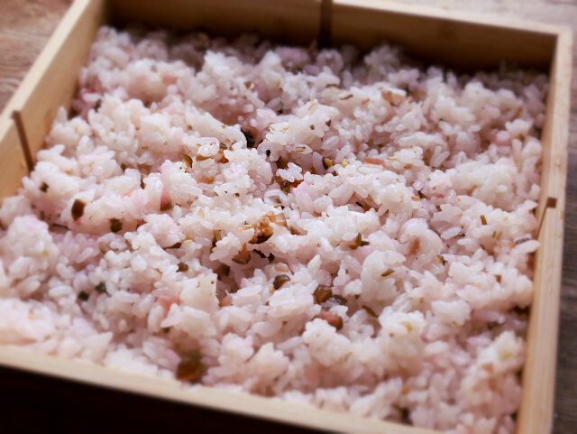 ローストビーフと筍のちらし寿司 レシピ 酢飯を敷き詰める