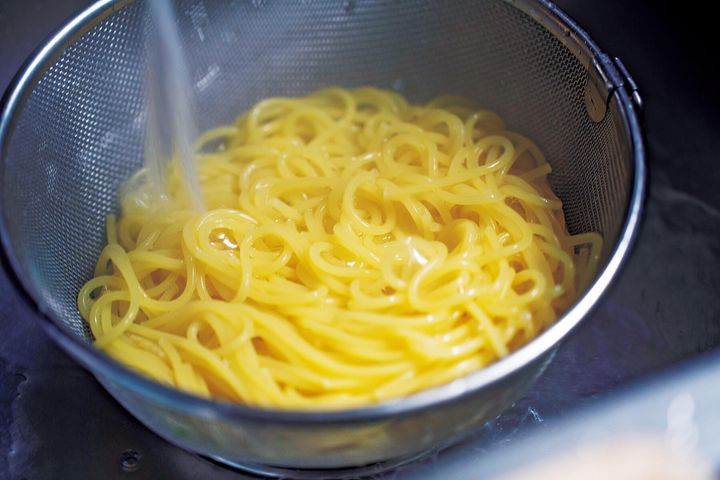 スパゲッティの水気をきる