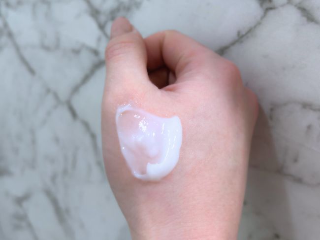 『MQURE(エムキュア) モレキュラーリペアヘアセラム』テクスチャー