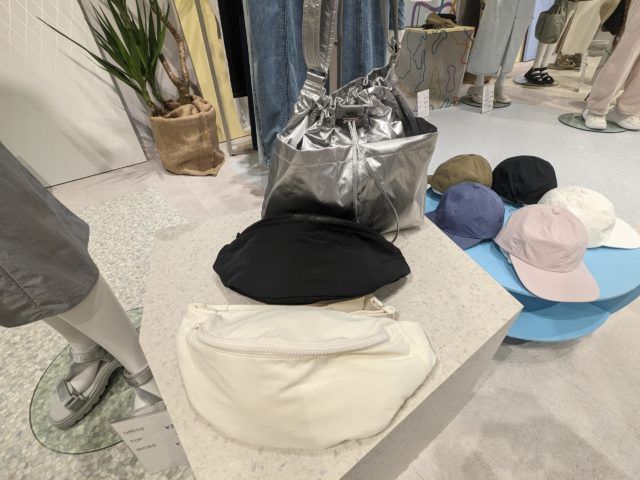 GU「ソフトナイロンウエストバッグ」