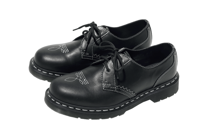 〈ドクターマーチン〉のシューズ