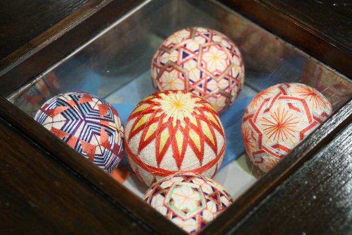 テーブルの中央には小さな手毬が