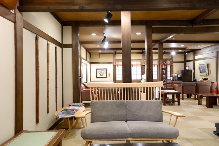 ソファやテーブルをしつらえた休憩処