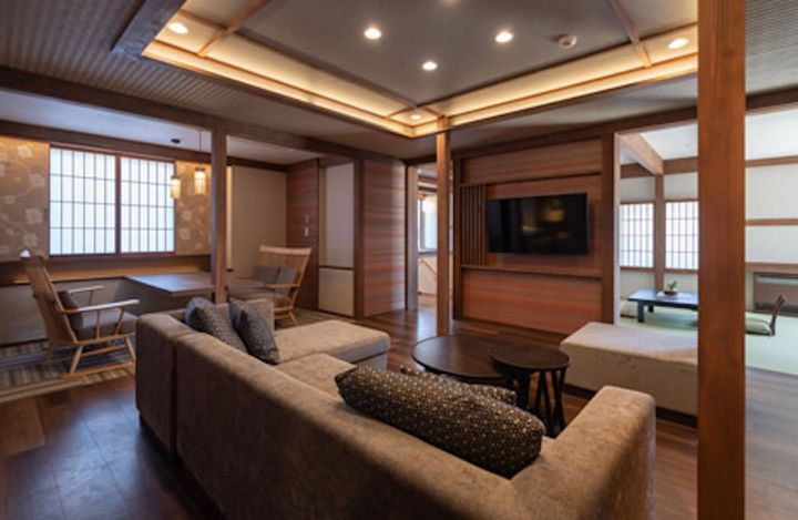 湯畑を眺める半露天風呂付き客室の「いわかがみ」