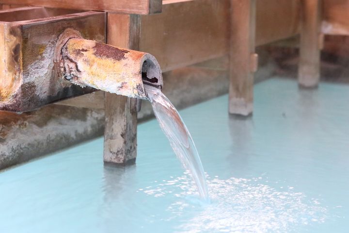 湯船には白い湯の花が舞う