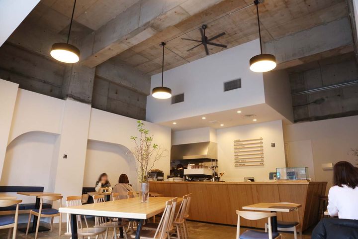 丸みや角、木やコンクリート…老若男女すべての世代に響くこだわりの店舗デザインに注目