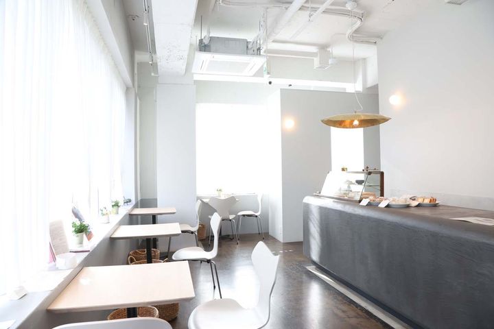 テーブル席は12席ほど。定禅寺通を見下ろしながら過ごせる