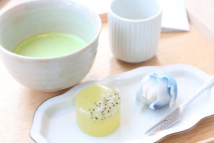 「お好きなひと月の和菓子1個とお抹茶」1210円、（追加）和菓子単品388円～