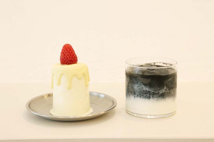 「キャンドルケーキ」750円、「ブラックラテ」560円