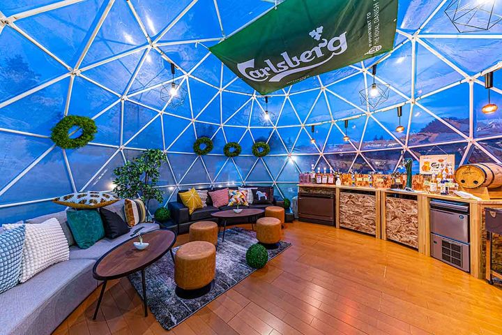 夜は透明ドームのバーでビールやワインを