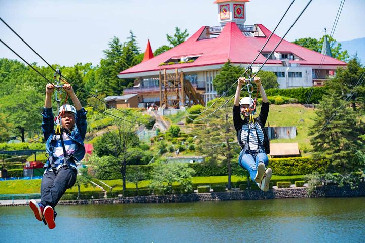 遊園地エリアで遊べるジップライン（往復1500円）