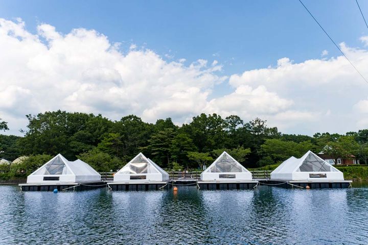 湖上にせり出した桟橋の上のテントで宿泊できる「湖上グランピング」
