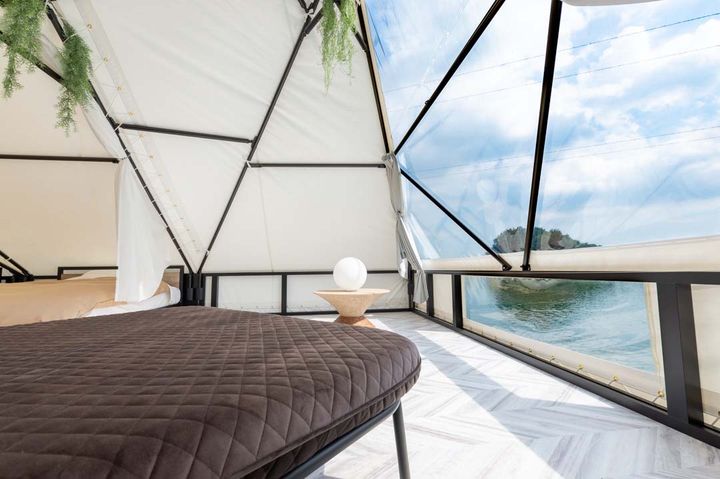 「湖上グランピング」のテント内。湖が目の前！