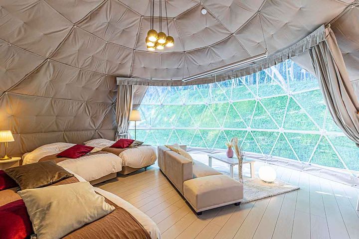 周囲の自然と調和するドームテント（写真はスタンダードドーム） 