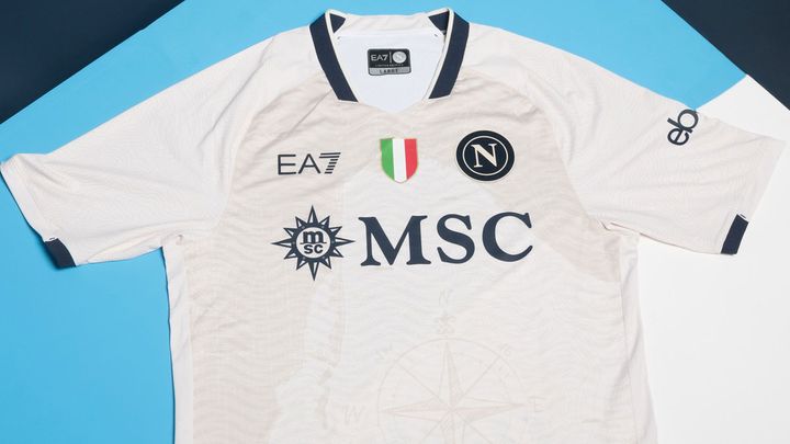 王者ナポリ、海デザインで「スポンサーを讃える」特別ユニフォームを発表！着用試合は大敗する
