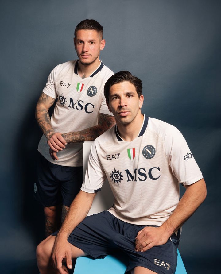 王者ナポリ、海デザインで「スポンサーを讃える」特別ユニフォームを発表！着用試合は大敗する