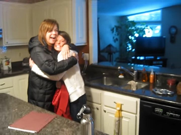 うれしい知らせに大喜びする母親たち