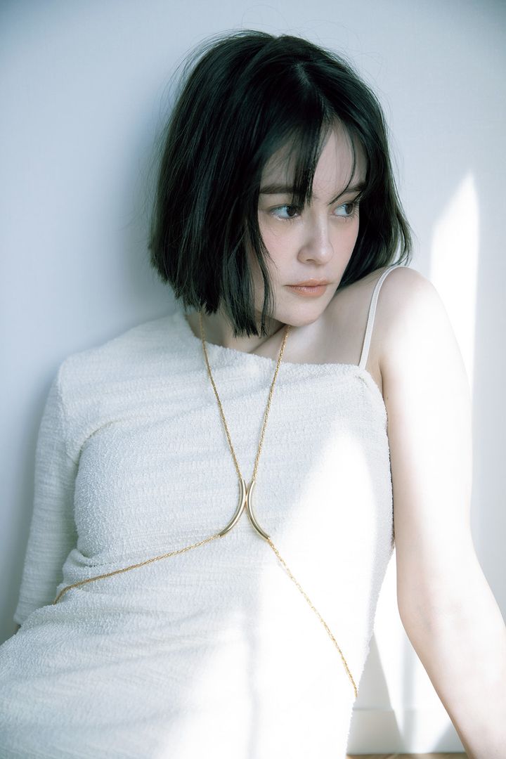 エマが纏うボディアクセ