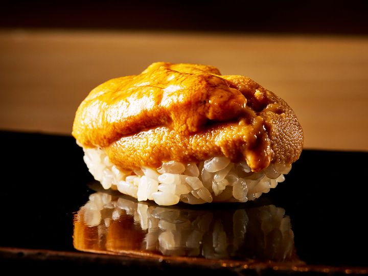 馬車道『鮨つぐ』の北海道産ムラサキうにの握り