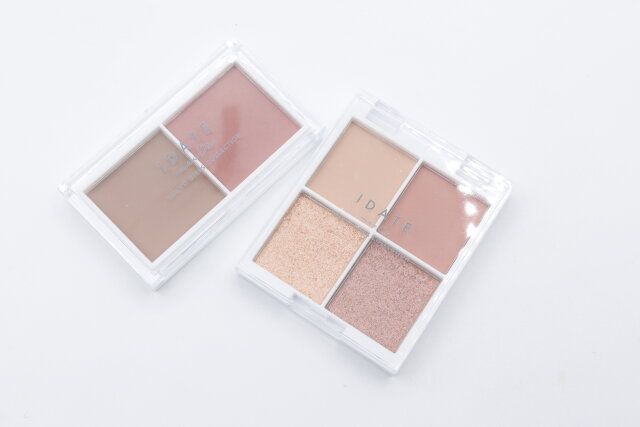 ダイソーのアイデイト 2色チーク01とアイデイト 4色アイシャドウパレット06