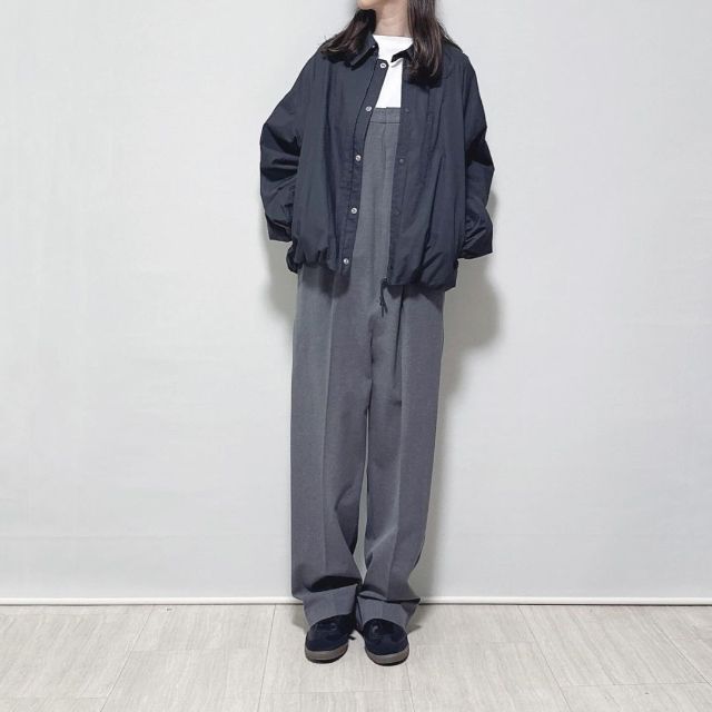 ダークグレーのボリュームスリーブコクーンブルゾンを着用している